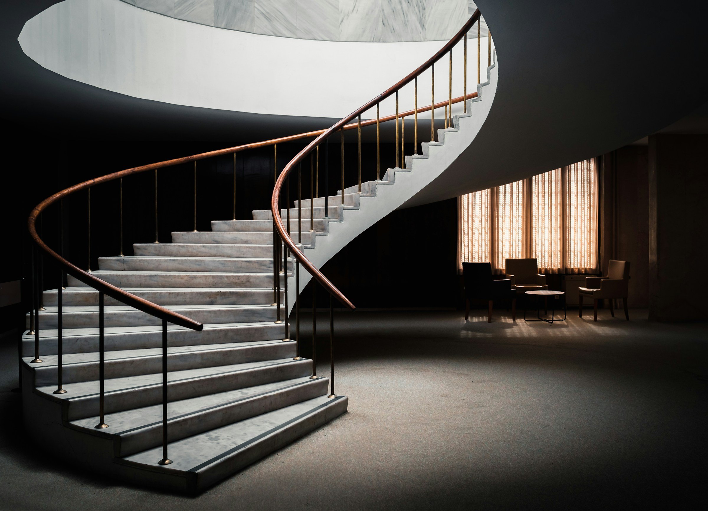 Architektonischer Raum — dramatisches Licht und klare Linienführung